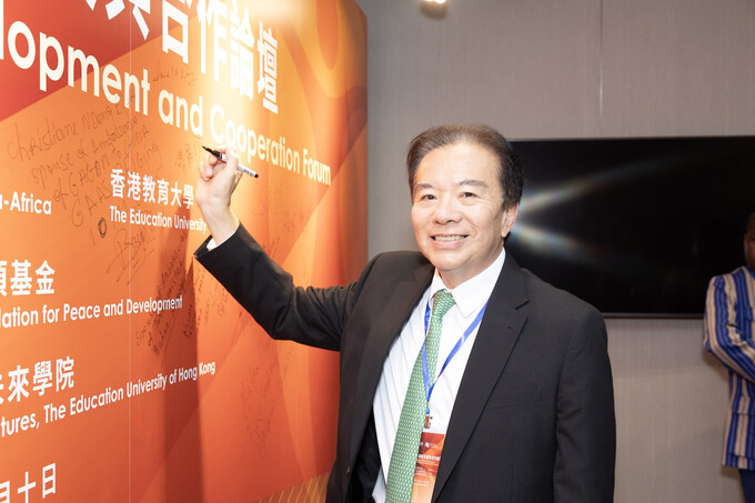 EdUHK Council Chairman Dr David Wong Yau-kar signs the guest wall