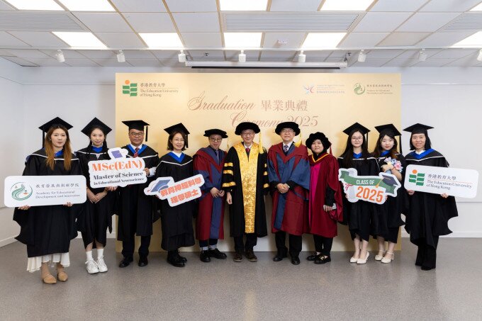 教大校長及身兼兩所學院的院長李子建教授 (中) 與教育神經科學理學碩士課程主任吳丹丹博士 (右四) 及首屆畢業生合照留念