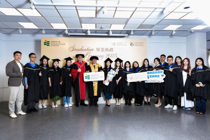 教大校長及身兼兩所學院的院長李子建教授 (左七) 與全球高等教育文學碩士課程主任Anatoly Oleksiyenko教授 (左六) 及首屆畢業生合照留念