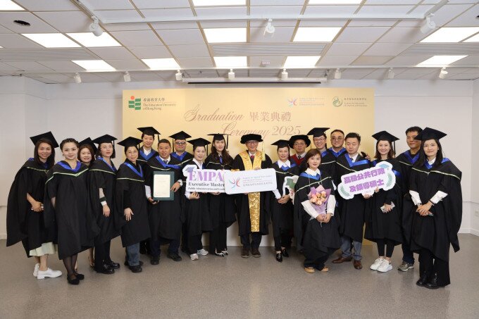 教大校長及身兼兩所學院的院長李子建教授 (右十) 與高級公共行政及領導碩士課程主任肖漢宇博士 (右八) 及首屆畢業生合照留念